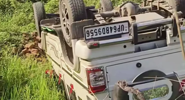 टायर फटने से अनियंत्रित कार खेत में पलटी, परिवार के चार लोग बाल-बाल बचे।