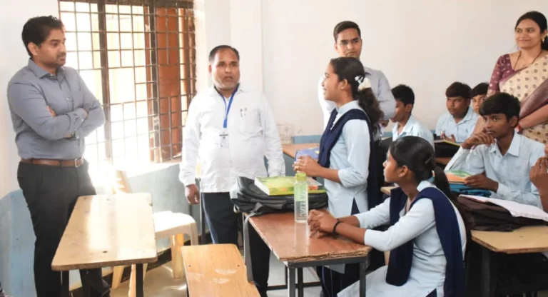 कलेक्टर ने मॉडल स्कूल देवसर का किया निरीक्षण,शिक्षिका के अनुपस्थित मिलने पर वेतन काटने व नोटिस के नि