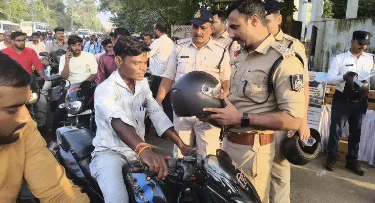 चालान नहीं, सुरक्षा का उपहार:एसपी षियाज के.एम. नें बिना हेलमेट चालकों को बांटे 75 हेलमेट