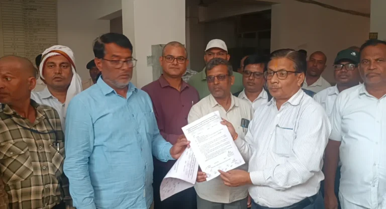 पटवारियों पर कार्रवाई के खिलाफ संघ की हुंकार,कार्रवाई के विरोध में सौंपा ज्ञापन।