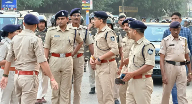 नवरात्रि व त्योहारों को लेकर सिंगरौली पुलिस अलर्ट, 150 जवानों ने निकाला फ्लैग मार्च