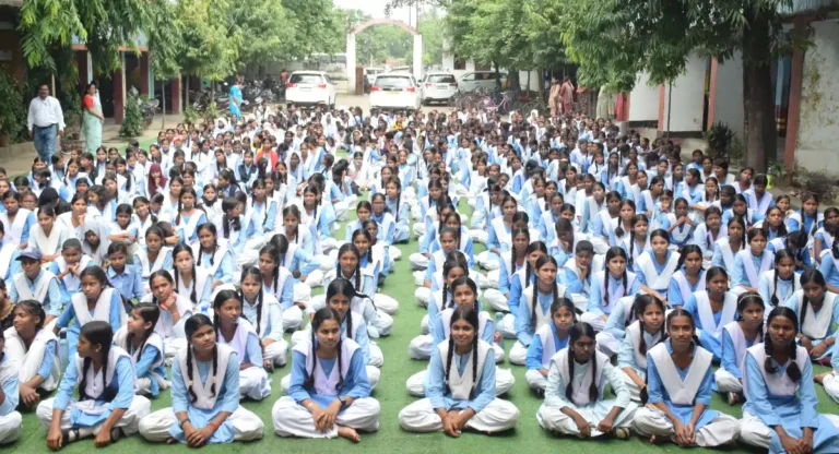 सेवा-संकल्प अभियान: कन्या विद्यालय में जरूरतमंद छात्राओं को बांटी शिक्षण सामग्री