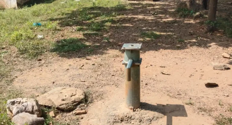 एक साल से खराब हैंडपंप, जिम्मेदार मौन; बच्चों के हक में युवा नेता संदीप प्रजापति ने उठाई आवाज।