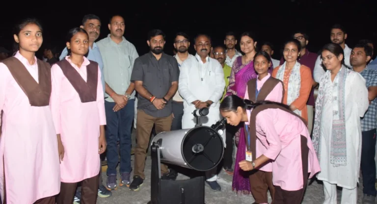 टेलीस्कोप से छात्राओं ने किए चंद्रमा, शनि और बृहस्पति के दीदार