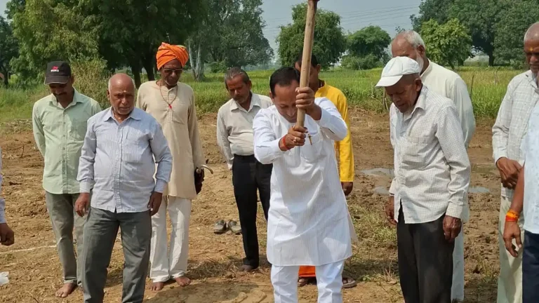 वार्ड विकास के लिए सक्रिय पार्षद अनिल वैश्य, तुलसी ढोटी को दिलाई 1.30 करोड़ के भवन की सौगात