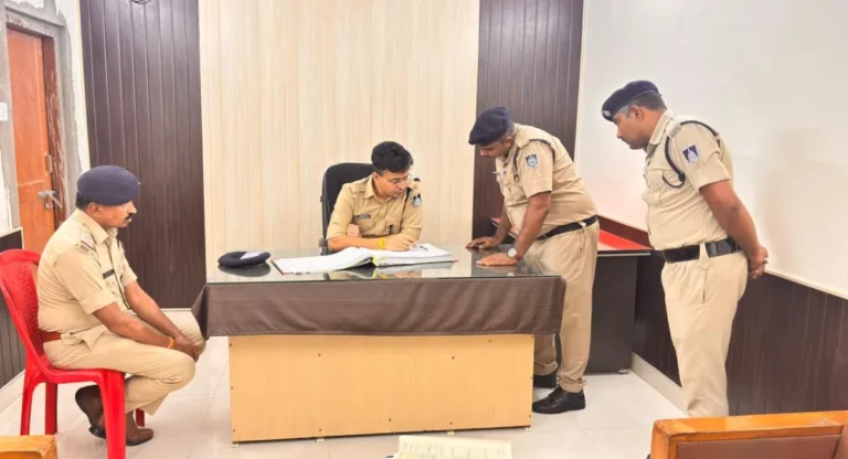 “नवरात्रि पर सिंगरौली पुलिस अलर्ट, एएसपी सर्वप्रिय सिन्हा ने पुलिस लाइन में परखी तैयारियां”