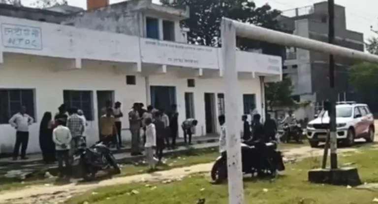 खुटार स्टेडियम में संदिग्ध परिस्थितियों में मिला युवक का शव, क्षेत्र में सनसनी