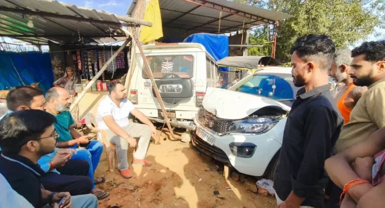 अनियंत्रित कार खड़ी बोलेरो से टकराई, चालक बाल-बाल बचा।
