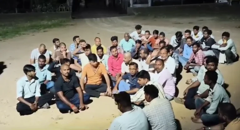 राखड़ वाहनों को थाने में खड़ा कराने पर हंगामा,चालकों से मारपीट के विरोध में धरने पर बैठे जनप्रतिनिधि